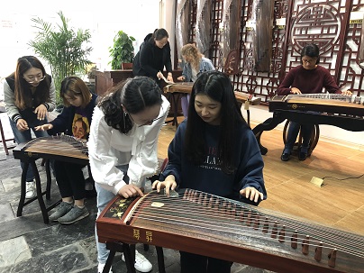 1556417994865713.jpg 国产色图
留学生走进民族艺术教育学校2.jpg